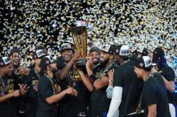 湖人官方媒体回击球迷质疑季中(zhōng)赛冠(guān)军，却被詹(zhān)姆斯言论打脸