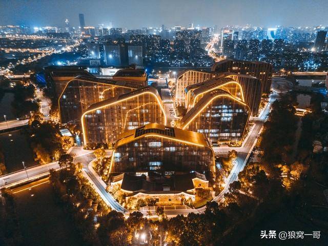 想赚大钱，可以关注电竞比赛周边产业发展，电竞选手收入直线上升