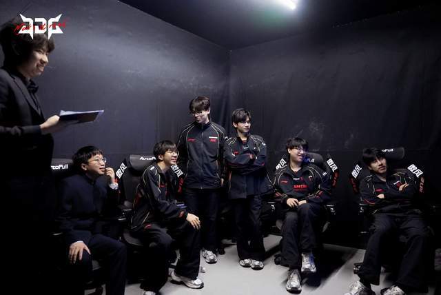 LPL最强战队易主！JDG双杀BLG登顶LPL，国一教实至名归？