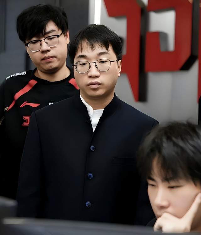 LPL最强战队易主！JDG双杀BLG登顶LPL，国一教实至名归？